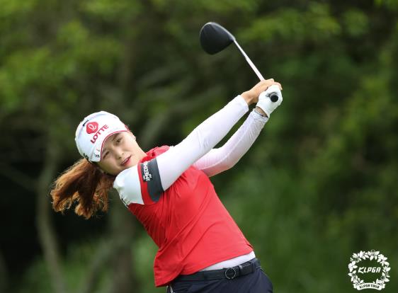 KLPGA第14屆S-OIL錦標(biāo)賽 64桿、低于標(biāo)準(zhǔn)桿8桿的韓巡霸主崔慧珍（CHOI Hye Jin）幸運衛(wèi)冕