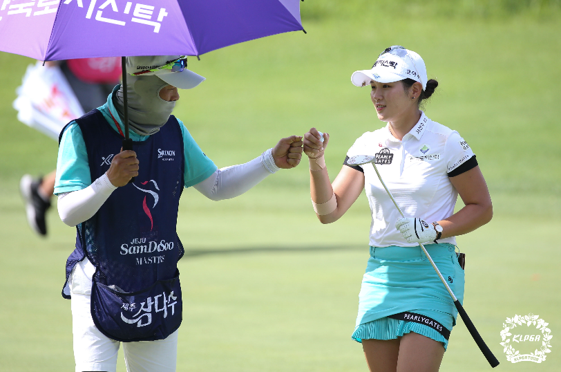 韓巡濟(jì)州三多水大師賽 李昭英（LEE So Young）與柳海蘭（RYU Hae Ran）同以65桿、低于標(biāo)準(zhǔn)桿7桿的表現(xiàn)領(lǐng)跑群雌，后者也是這項(xiàng)賽事的衛(wèi)冕冠軍